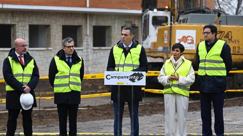 El delegado del Gobierno para la Comunidad de Madrid, Francisco Martín Aguirre, el ministro de la Presidencia, Félix bolaños, el presidente del Gobierno, Pedro Sánchez, la ministra de Vivienda, Isabel Rodríguez, y el ministro para la Transformación Digital, Óscar López, durante el acto de demolición de los primeros edificios del acuartelamiento de Campamento, a 12 de enero de 2026, en Madrid (España).