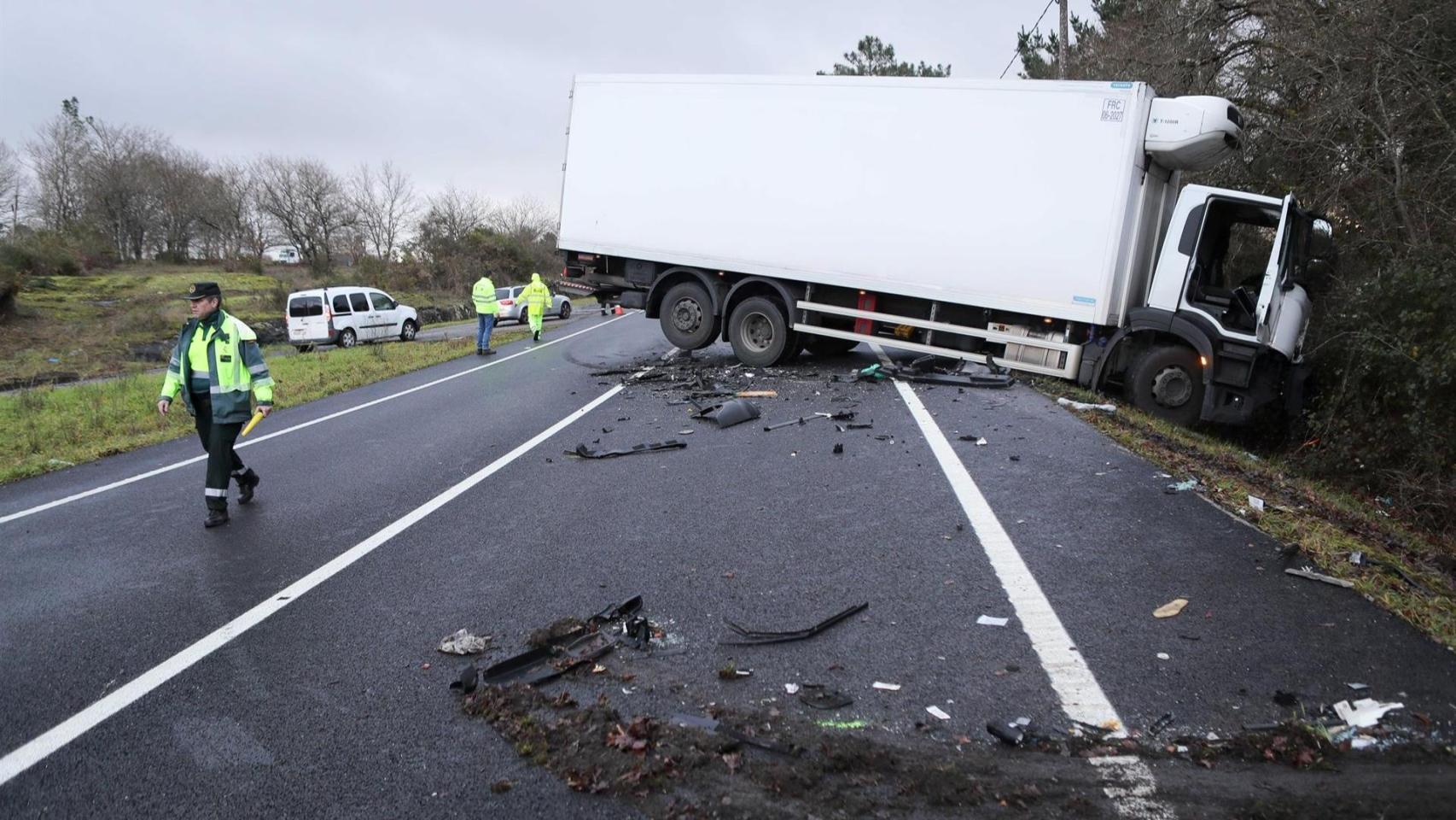 Un camión accidentado tras chocar contra un turismo durante un accidente de tráfico en Lugo.