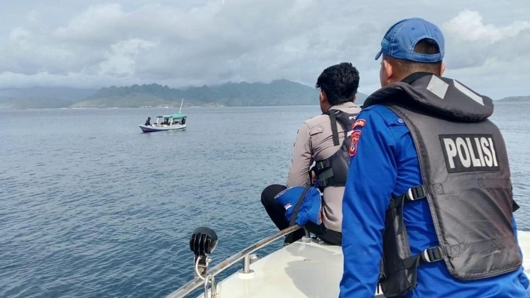 Equipos de búsqueda en el naufragio de Indonesia.