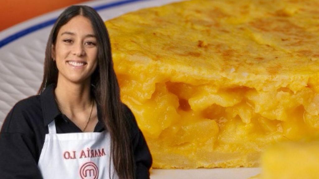 María Lo junto a una tortilla de patatas.