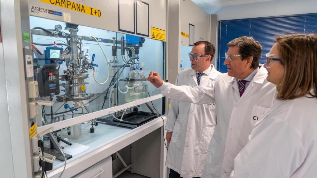 El consejero de Economía y Hacienda y portavoz, Carlos Fernández Carriedo, visita las instalaciones de la empresa biofarmacéutica Curia Spain, acompañado del director José María Martínez