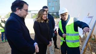 María José Catalá este lunes visitando las obras del primer edificio intergeneracional público. EE