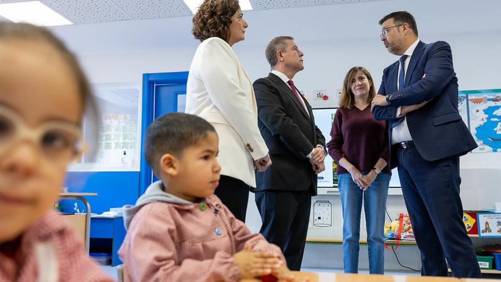 Emiiliano García-Page charlando con el consejero de Educación, Cultura y Deporte, Amador Pastor, durante la visita al CEIP Valdemembra de Quintanar del Rey (Cuenca).