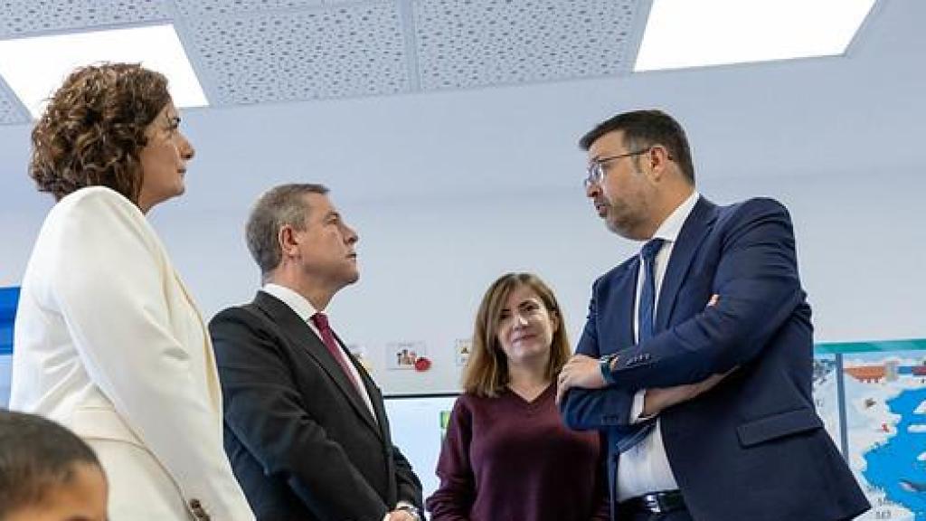 Emiiliano García-Page charlando con el consejero de Educación, Cultura y Deporte, Amador Pastor, durante la visita al CEIP Valdemembra de Quintanar del Rey (Cuenca).