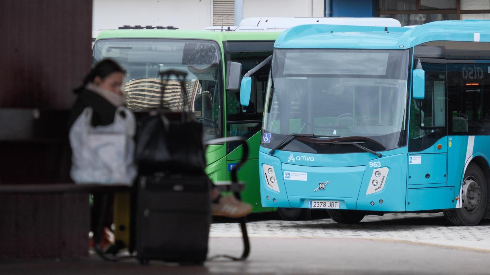 Una pasajera en la estación de autobús de A Coruña durante la huelga.