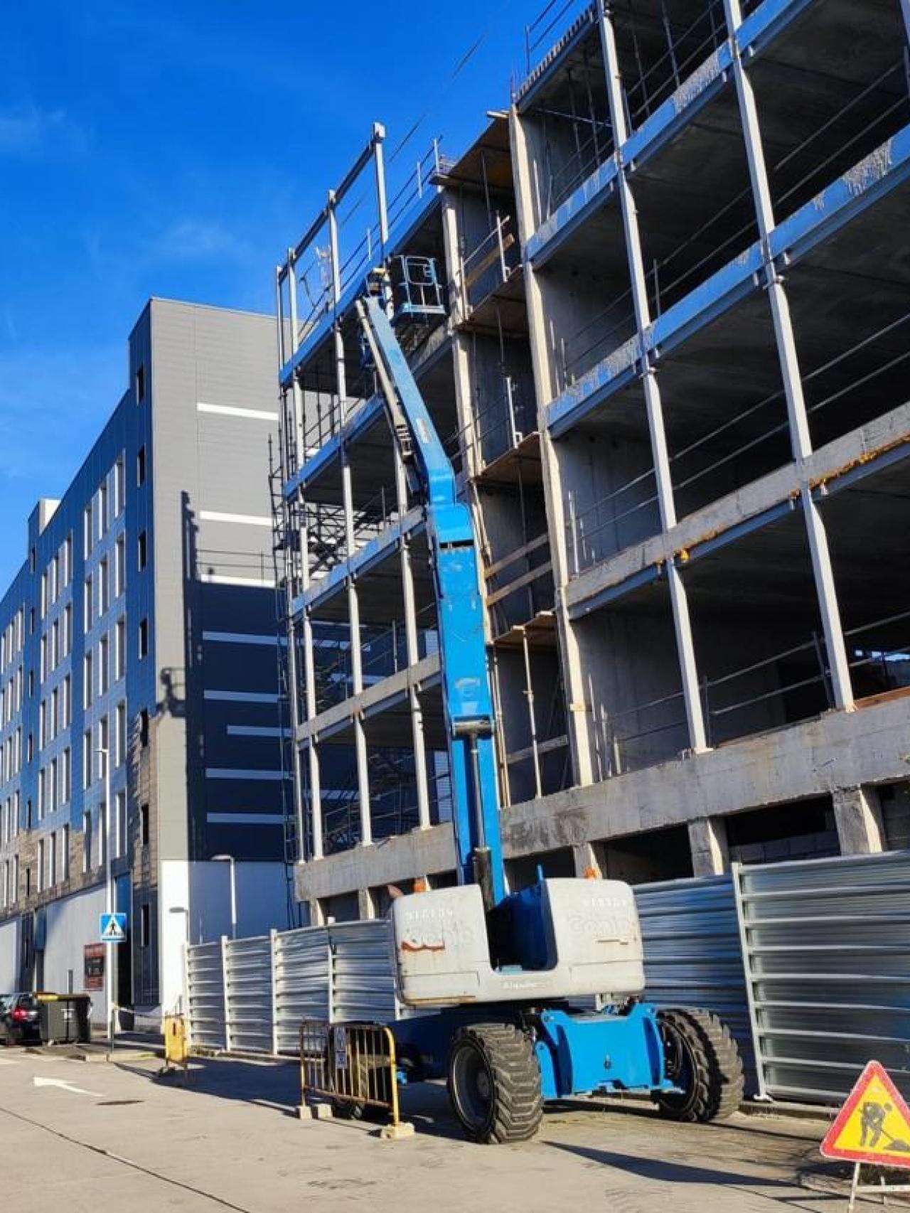 Edificio residencial que construye la Xunta en el barrio de Xuxán.