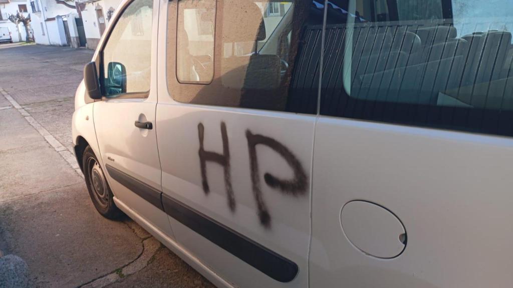 El coche particular de Manuel, con la pintada donde se puede leer HP