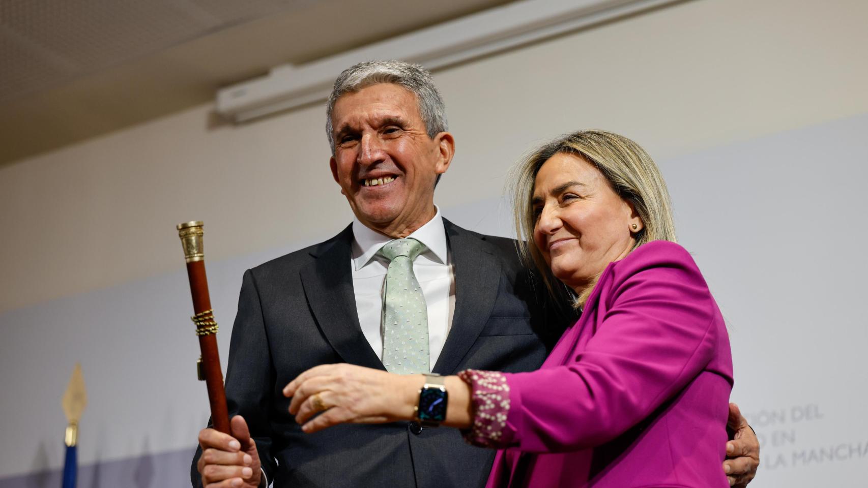 José Pablo Sabrido ha recibido el bastón de mando de su antecesora y actual ministra de Educación, Milagros Tolón.