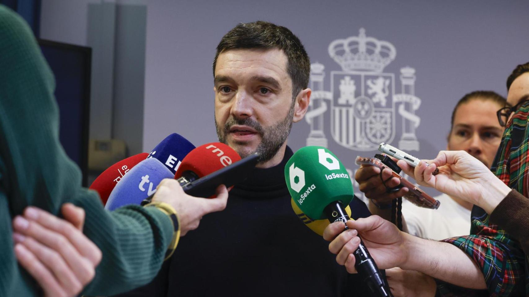 El ministro de Derechos Sociales, Consumo y Agenda 2030, Pablo Bustinduy, durante las declaraciones que ha realizado este lunes en la sede del Ministerio.