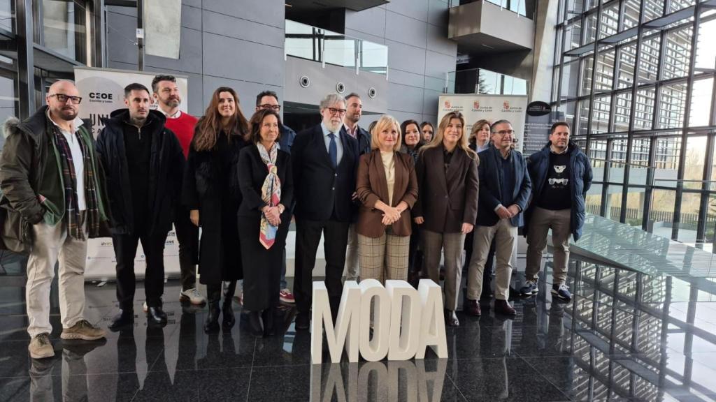 La consejera de Industria, Comercio y Empleo, Leticia García, y el presidente de CEOECyL, Santiago Aparicio, durante la presentación del proyecto 'Uniendo Moda', este viernes en Valladolid