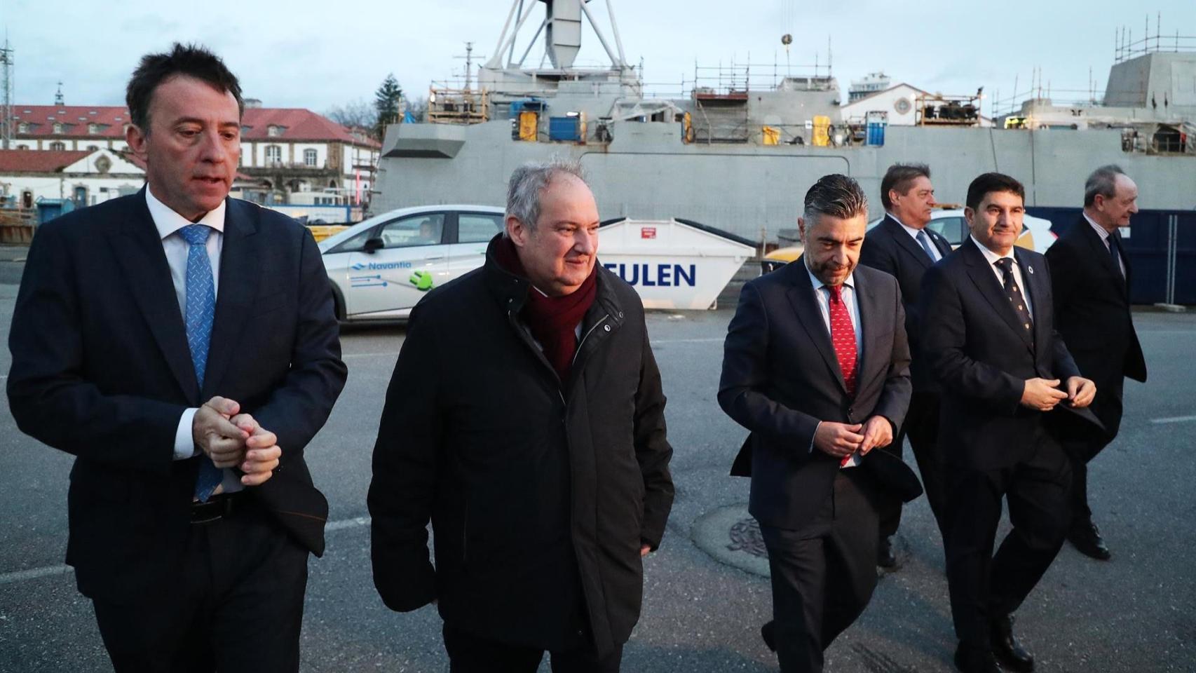 El ministro de Industria y Turismo, Jordi Hereu (2i), y el delagado del Gobierno en Galicia, Pedro Blanco (1d), durante una visita al astillero de Navantia.