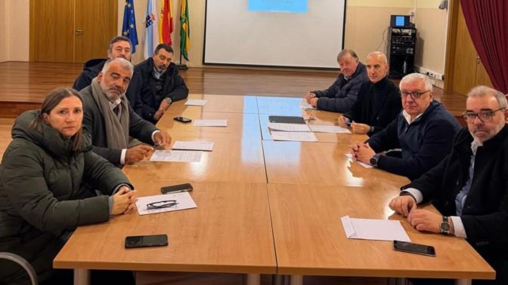 Alcaldes y alcaldesas de Curtis y la comarca tras la firma del manifiesto que reclama la reactivación de Losán.