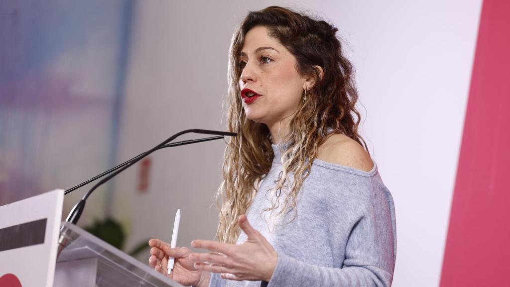 La co-coordinadora de Movimiento Sumar, Lara Hernández, durante la rueda de prensa que ha ofrecido este lunes en Madrid.