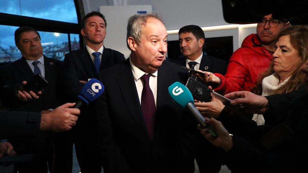El ministro de Industria y Turismo, Jordi Hereu, atiende a los medios durante una visita al astillero de Navantia, a 12 de enero de 2026, en Ferrol.