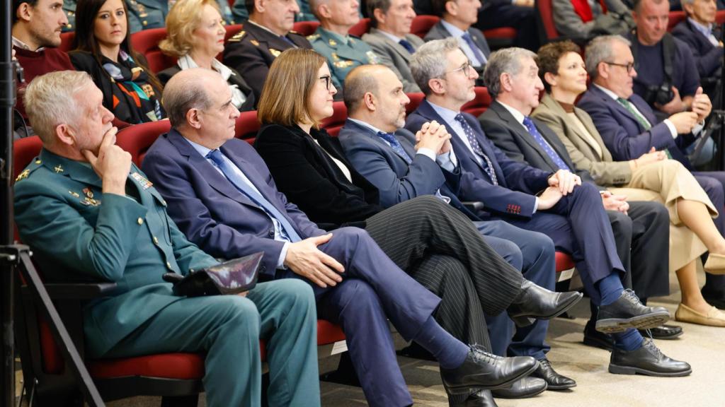 Paco Pardo, Esther Padilla y Pablo Bellido, entre las autoridades que han asistido a la toma de posesión.