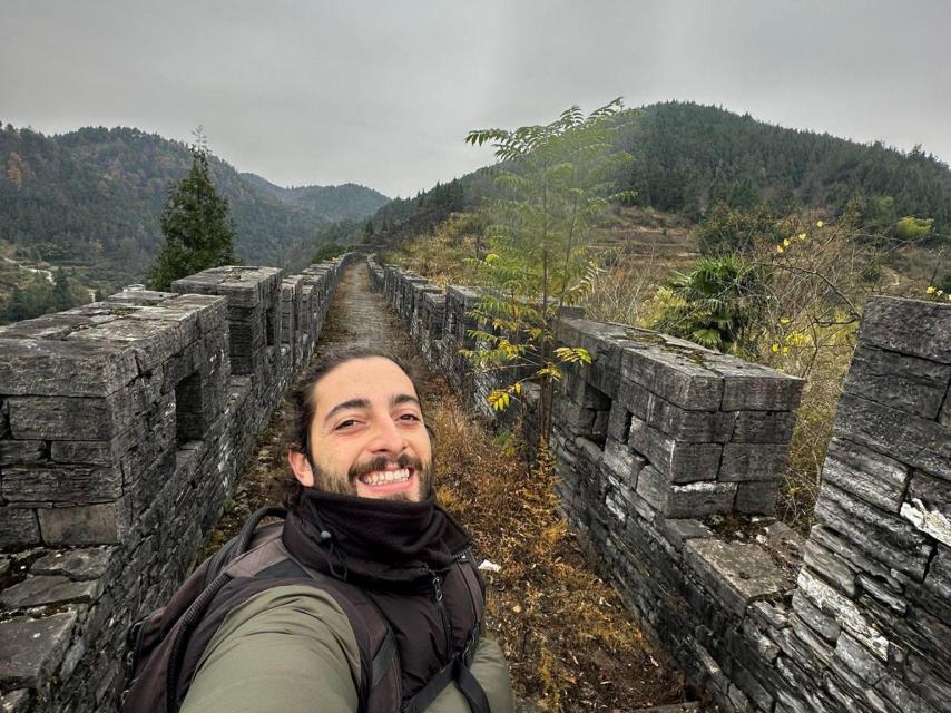 Adrián en una zona abandonada de la Gran Muralla china