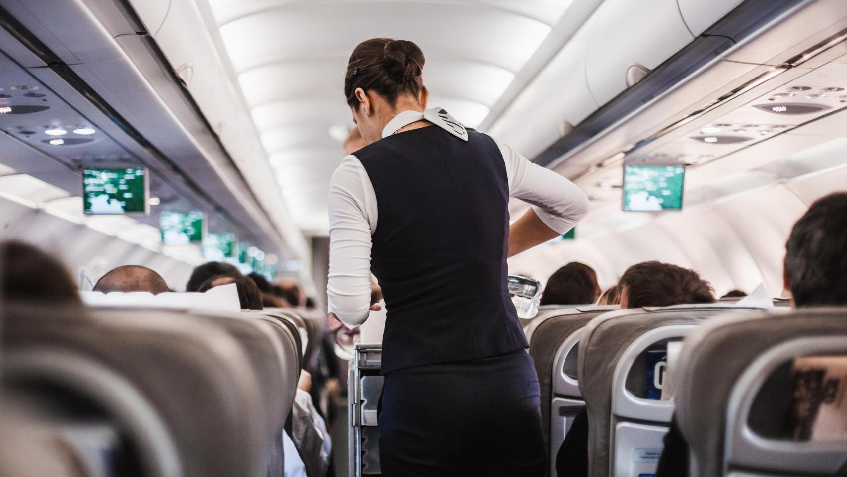 Azafata en un avión