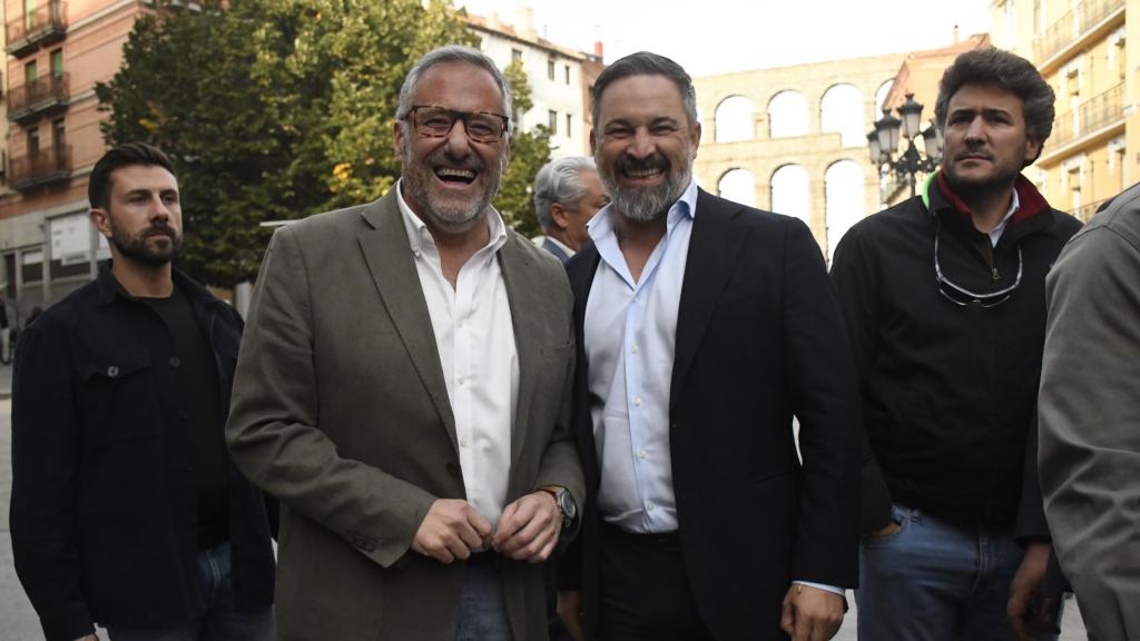 El presidente de las Cortes de Castilla y León, Carlos Pollán, y el presidente de Vox, Santiago Abascal, durante un acto político en Segovia, en octubre de 2025