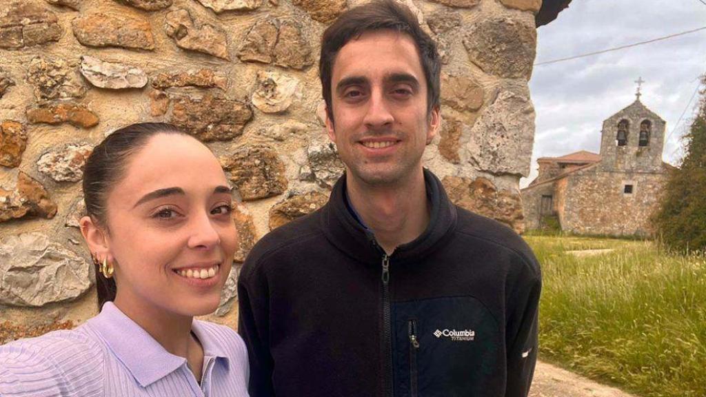 Los jóvenes Victoria Sancho y Gabriel Yáñez en el pueblo de Soria de 10 habitantes, de la zona de El Burgo de Osma.