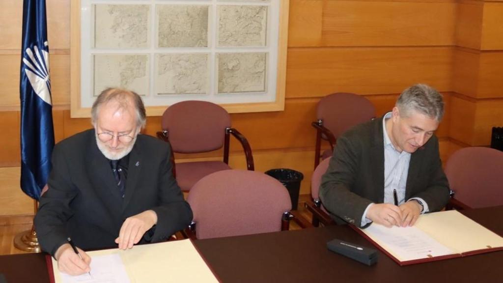 Momento de la firma del convenio entre la UDC y la Fundación L. Monteagudo.