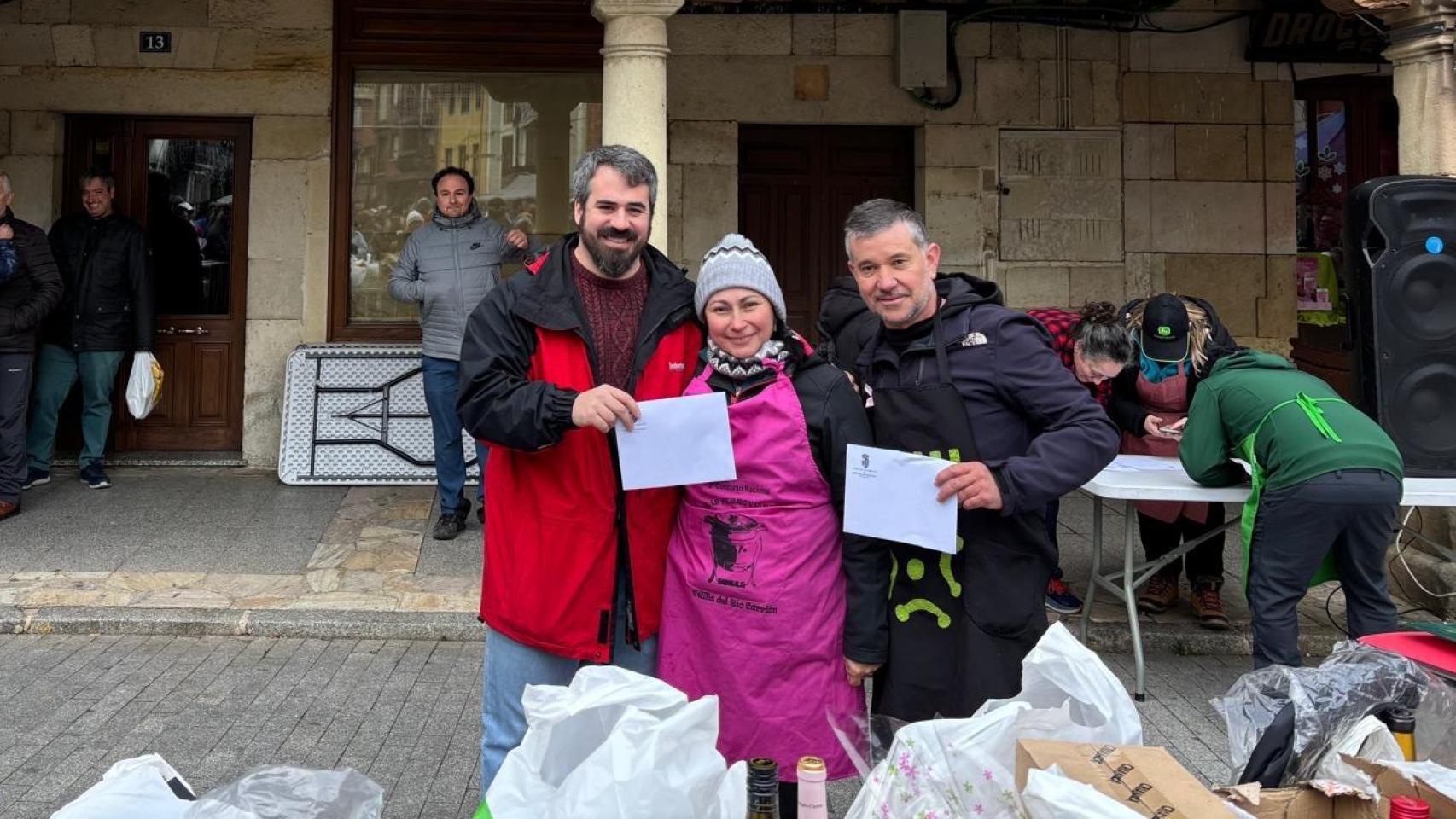 El alcalde de Cervera de Pisuerga, Jorge Ibáñez, (izq) en el V Concurso de Ollas Ferroviarias