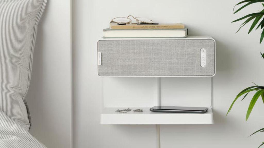 Adiós a las mesillas aburridas: Ikea tiene la balda con cargador inalámbrico que necesitan los hogares modernos