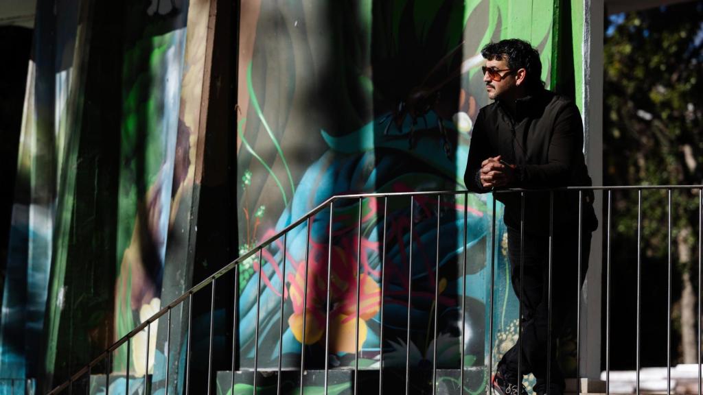 Una imagen de Fran Perea apoyado en una barandilla.