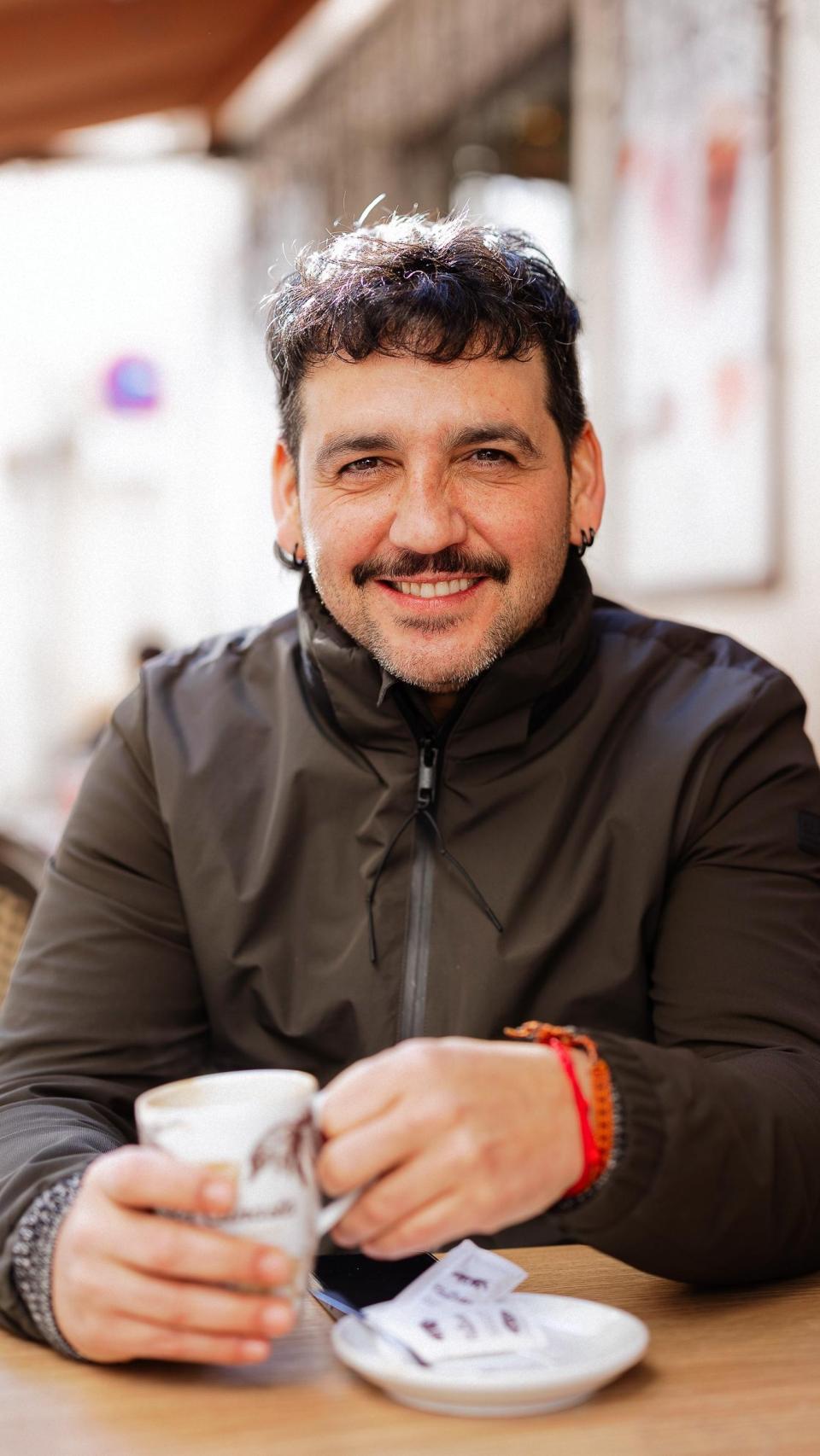 Una imagen de Fran Perea tomando café.