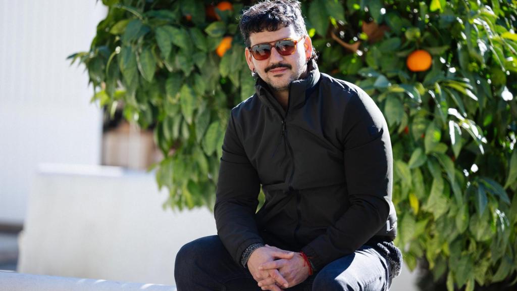 Una imagen de Fran Perea con naranjos de fondo.