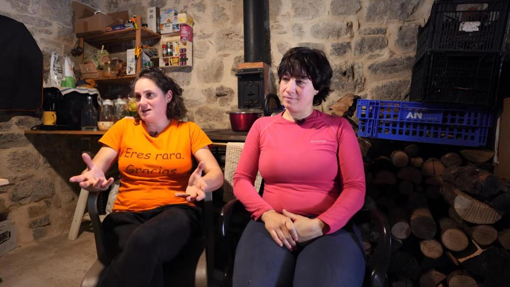 Ana y Erika, las españolas que han comprado una cabaña y la están restaurando para vivir.