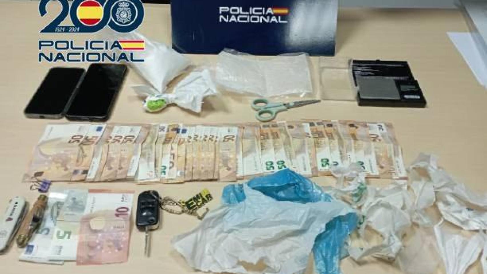 Efectivo y objetos incautados en una operación antidroga en Vilagarcía de Arousa