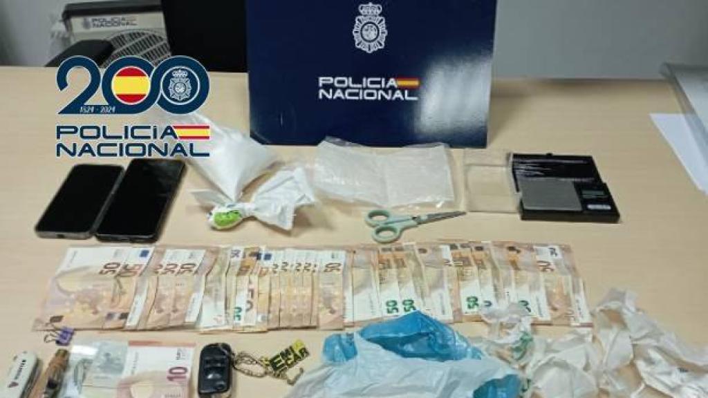 Efectivo y objetos incautados en una operación antidroga en Vilagarcía de Arousa