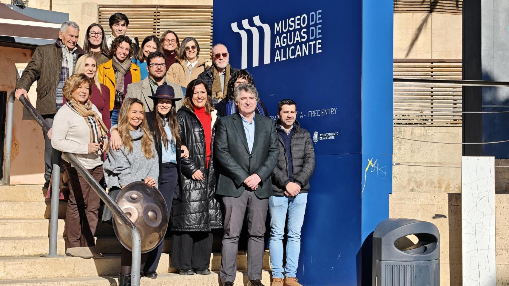 Martín Sanz, segundo por la derecha, con el equipo de gestores y artistas para este primer semestre.