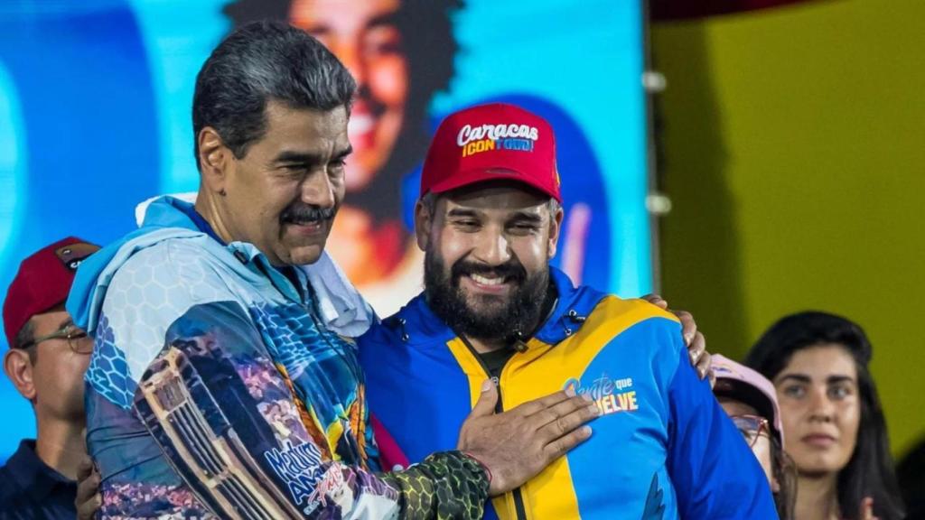 Nicolás Maduro Guerra se abraza con su padre, el ahora expresidente de Venezuela, Nicolás Maduro, durante un mítin político en Caracas.