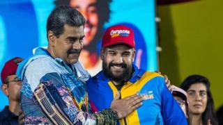 Nicolás Maduro Guerra se abraza con su padre, el ahora expresidente de Venezuela, Nicolás Maduro, durante un mítin político en Caracas.