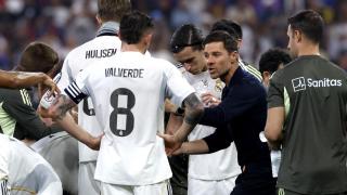 Xabi Alonso da instrucciones a sus jugadores durante la pausa de hidratación de la final de la Supercopa.