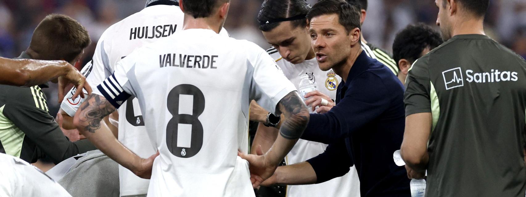 Xabi Alonso da instrucciones a sus jugadores durante la pausa de hidratación de la final de la Supercopa.