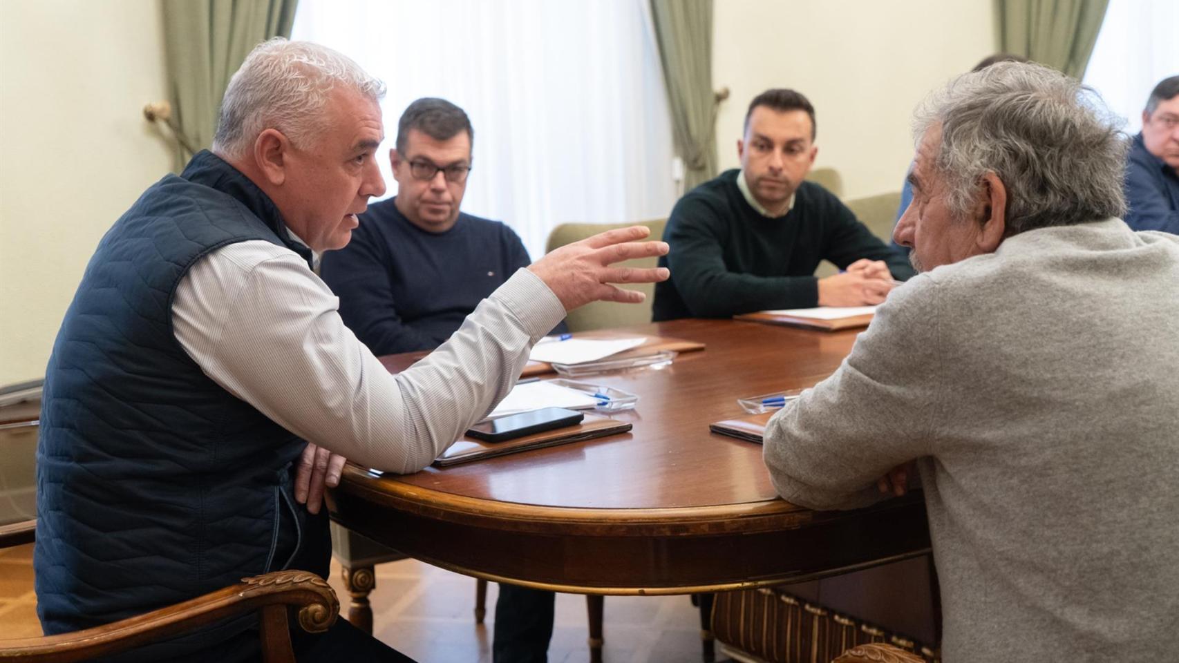 Reunión del presidente de la Diputación de Guadalajara y del alcalde de Atienza. Foto: Diputación.