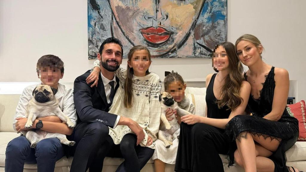 Álvaro Arbeloa y Carlota Ruiz, junto a sus cuatro hijos, en una fotografía en las redes sociales.