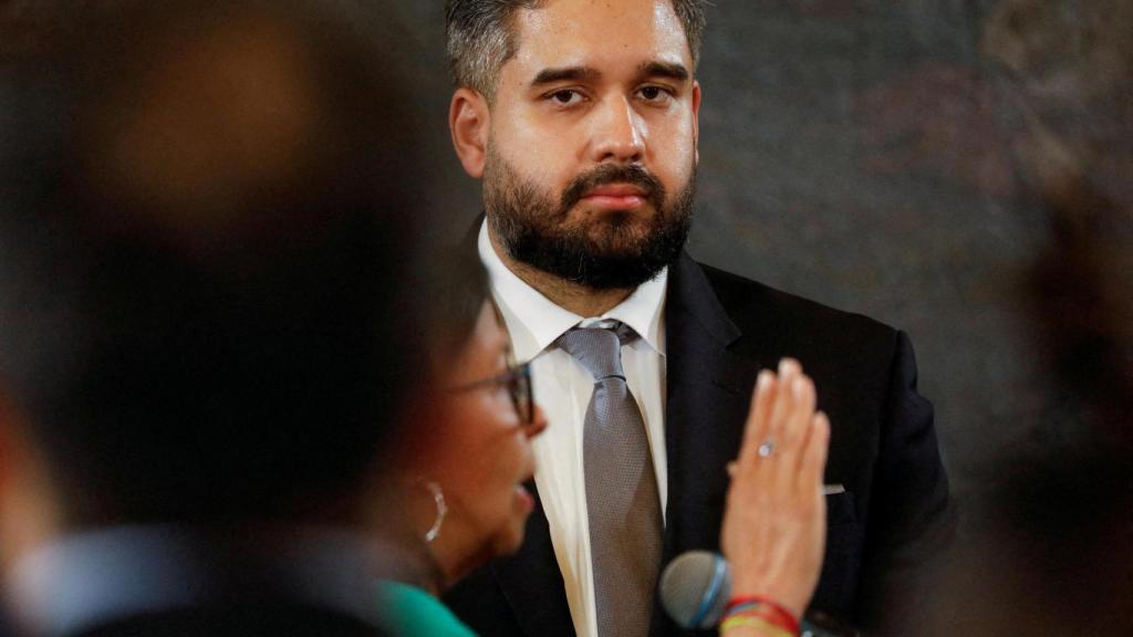 La vicepresidenta Delcy Rodríguez toma posesión como presidenta interina de Venezuela mientras Nicolás Maduro Guerra, hijo del derrocado presidente Nicolás Maduro, observa, en la Asamblea Nacional, el pasado 5 de enero.