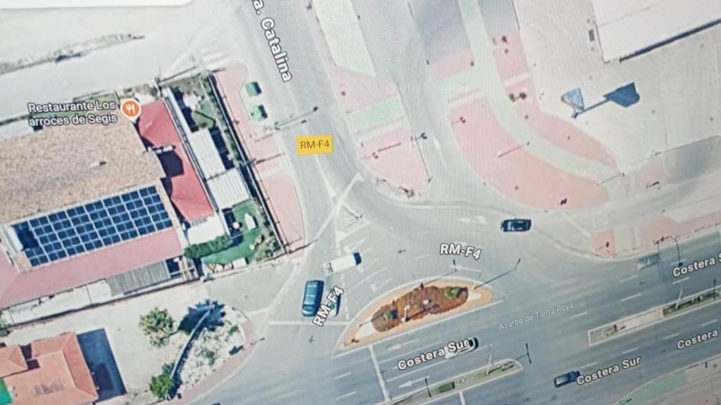 La raqueta por donde circulaba Gabriel, al volante del Mercedes de su madre, y donde un repartidor supuestamente se saltó un ceda el paso.