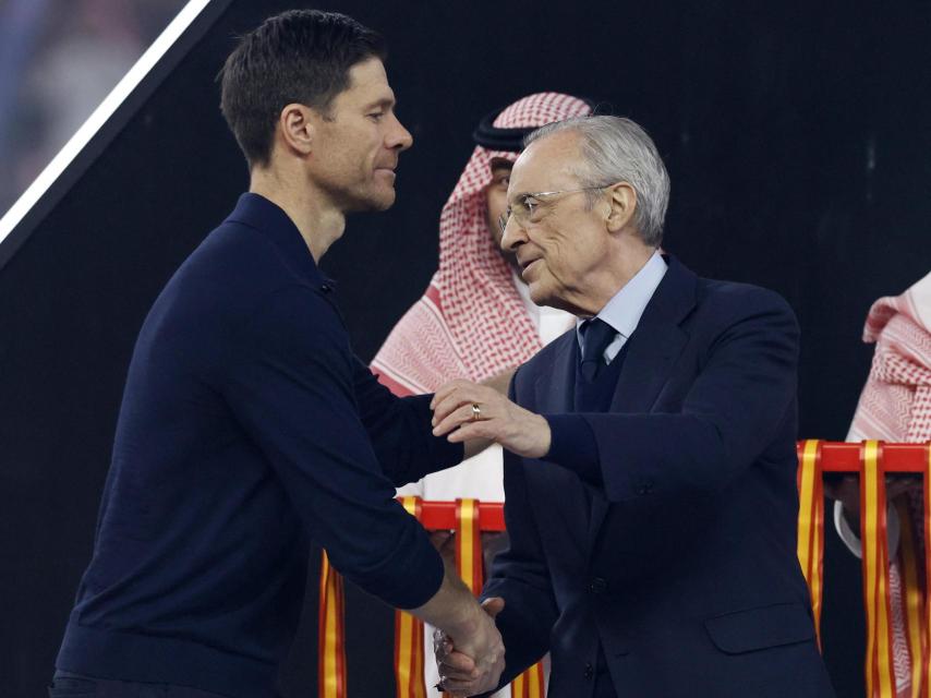 Xabi Alonso e Florentino Perez se cumprimentam após a final da Supercopa da Espanha.