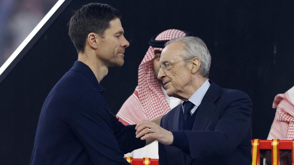 Xabi Alonso y Florentino Pérez se saludan tras la final de la Supercopa de España.