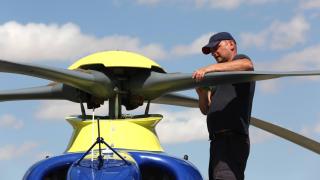 Un trabajador comprueba las hélices de un helicóptero sanitario del Sescam.