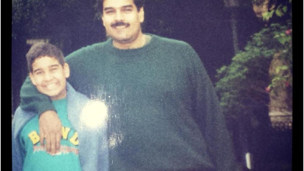 Un joven ‘Nicolasito’ posa feliz junto a su padre, Nicolás Maduro, en una fotografía sin datar a la que ha tenido acceso EL ESPAÑOL.