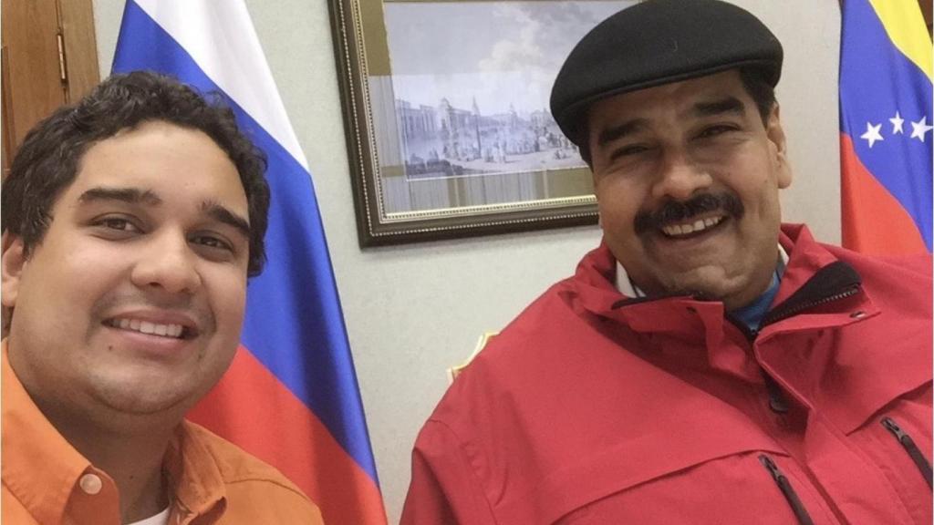 Un todavía joven 'Nicolasito' sonríe junto a su padre, Nicolás Maduro, cuando éste ya había comenzado a ejercer como Presidente de Venezuela.