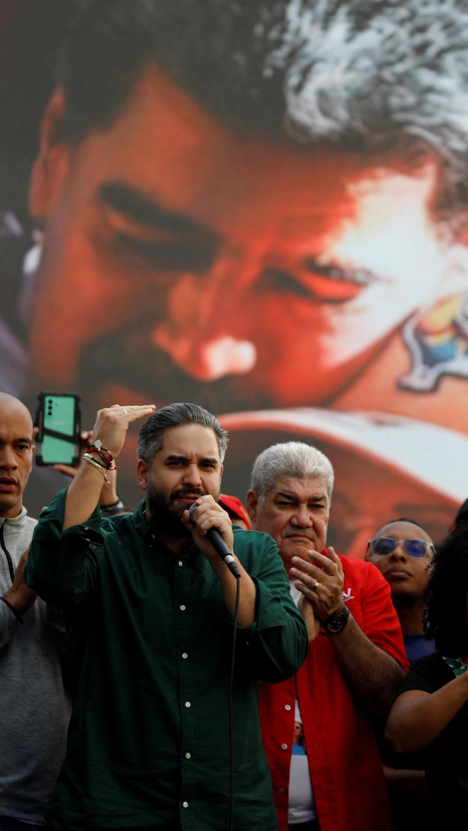 Nicolás Maduro Guerra habla durante una marcha en la que se pide la liberación de su padre Nicolás Maduro, días después de que él y su esposa, Cilia Flores, fueran capturados por las fuerzas estadounidenses.