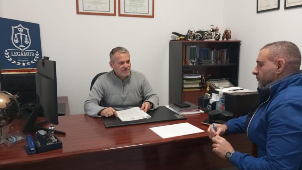 Valentín Fernández, en su despacho Legamur, este lunes, reunido con el agente Gabriel.