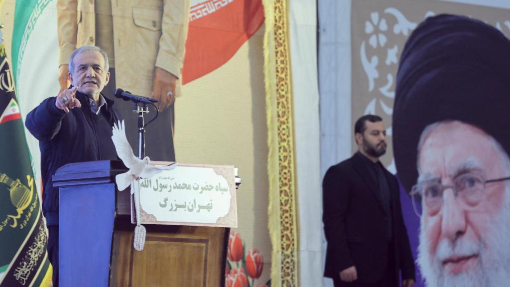 El presidente iraní, Masoud Pezeshkian, pronuncia un discurso.