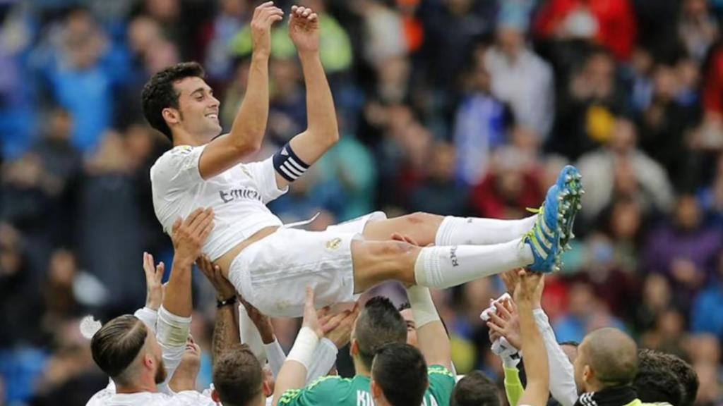 Álvaro Arbeloa, manteado en su despedida del Real Madrid en mayo de 2016